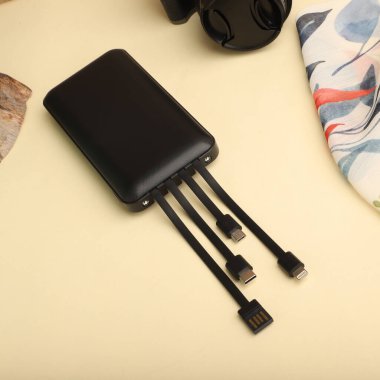 Tümleşik Kablo Depolamalı Çoklu Portlu Mobil Şarj Aracı, konsept fotoğraf çekimi.