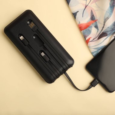 Tümleşik Kablo Depolamalı Çoklu Portlu Mobil Şarj Aracı, konsept fotoğraf çekimi.