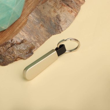 Modern Zarif Anahtarlık 'ın Yakın Çekimi Doğal Tahta Yüzey Üzerinde Dinleniyor