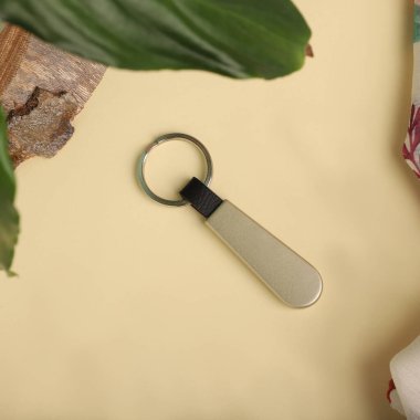 Modern Zarif Anahtarlık 'ın Yakın Çekimi Doğal Tahta Yüzey Üzerinde Dinleniyor