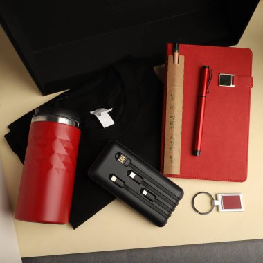 Notebook, Tumbler ve aksesuarlı çeşitli tanıtım ürünleri seti. Fotoğraf çekimini kabul et.