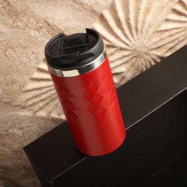 Notebook, Tumbler ve aksesuarlı çeşitli tanıtım ürünleri seti. Fotoğraf çekimini kabul et.