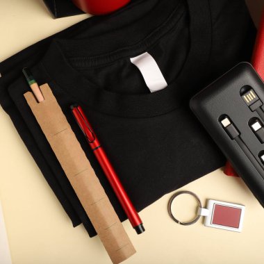 Notebook, Tumbler ve aksesuarlı çeşitli tanıtım ürünleri seti. Fotoğraf çekimini kabul et.