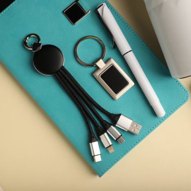 Notebook, Tumbler ve aksesuarlı çeşitli tanıtım ürünleri seti. Fotoğraf çekimini kabul et.