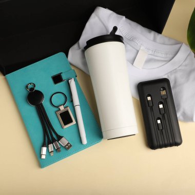 Notebook, Tumbler ve aksesuarlı çeşitli tanıtım ürünleri seti. Fotoğraf çekimini kabul et.