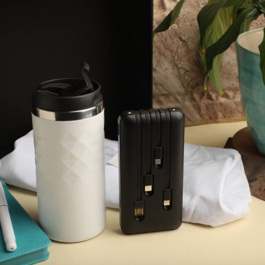 Notebook, Tumbler ve aksesuarlı çeşitli tanıtım ürünleri seti. Fotoğraf çekimini kabul et.