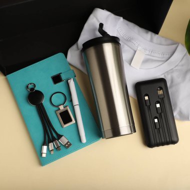 Notebook, Tumbler ve aksesuarlı çeşitli tanıtım ürünleri seti. Fotoğraf çekimini kabul et.