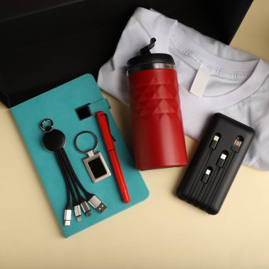 Notebook, Tumbler ve aksesuarlı çeşitli tanıtım ürünleri seti. Fotoğraf çekimini kabul et.