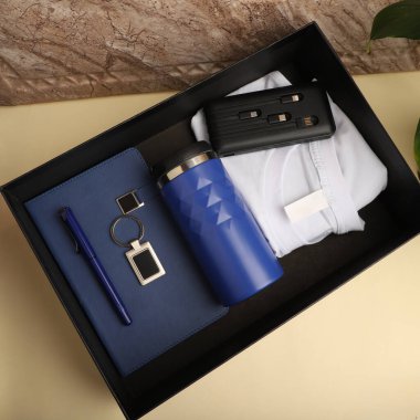 Notebook, Tumbler ve aksesuarlı çeşitli tanıtım ürünleri seti. Fotoğraf çekimini kabul et.