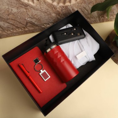 Notebook, Tumbler ve aksesuarlı çeşitli tanıtım ürünleri seti. Fotoğraf çekimini kabul et.