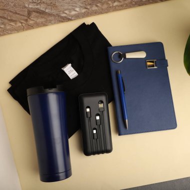 Notebook, Tumbler ve aksesuarlı çeşitli tanıtım ürünleri seti. Fotoğraf çekimini kabul et.