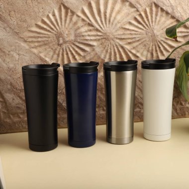 Dekoratif Arkaplana Karşı Renkli Metalik Seyahat Kupaları