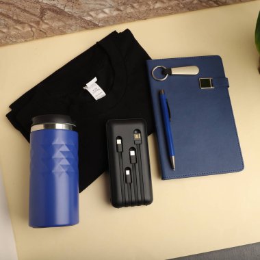 Notebook, Tumbler ve aksesuarlı çeşitli tanıtım ürünleri seti. Fotoğraf çekimini kabul et.