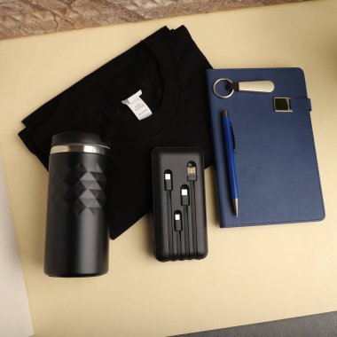 Notebook, Tumbler ve aksesuarlı çeşitli tanıtım ürünleri seti. Fotoğraf çekimini kabul et.