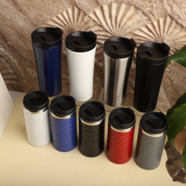 Dekoratif Arkaplana Karşı Renkli Metalik Seyahat Kupaları