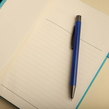 Canlı Dekoratif Arkaplanlı Zarif Kalem Açık Not Defteri, konsept fikir fotoğrafı. Masa resmi çalış, üst görünüm.