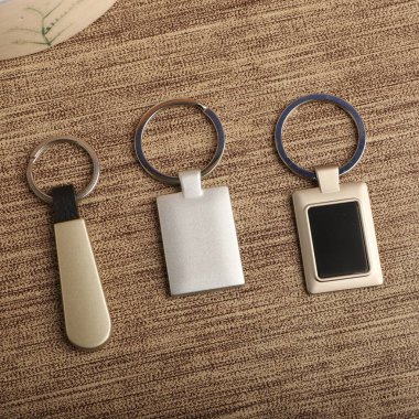 Desenli Arka planda stil metal anahtarlıklar. Konsept atış.