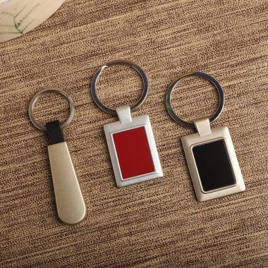 Desenli Arka planda stil metal anahtarlıklar. Konsept atış.