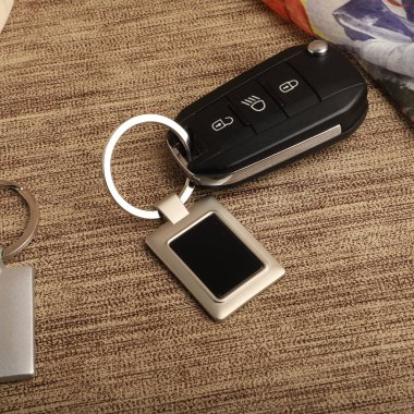 Desenli Arka planda stil metal anahtarlıklar. Konsept atış.