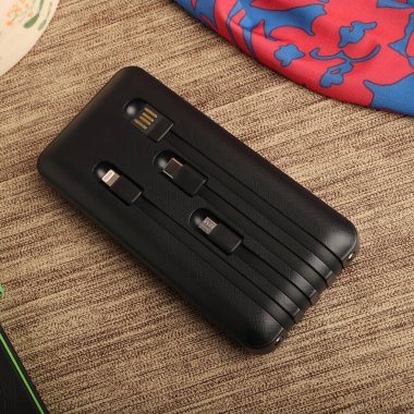 Tümleşik Kablo Depolamalı Çoklu Portlu Mobil Şarj Aracı, konsept fotoğraf çekimi.