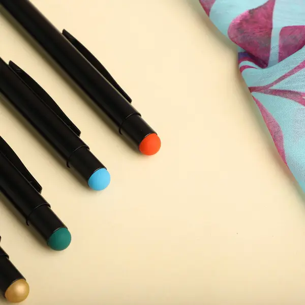 Canlı Dekoratif Arkaplanlı Zarif Kalem Açık Not Defteri, konsept fikir fotoğrafı. Masa resmi çalış, üst görünüm.