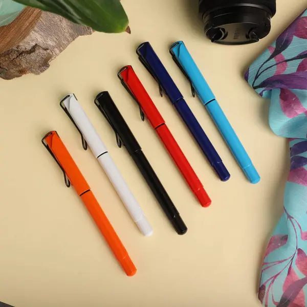 Canlı Dekoratif Arkaplanlı Zarif Kalem Açık Not Defteri, konsept fikir fotoğrafı. Masa resmi çalış, üst görünüm.