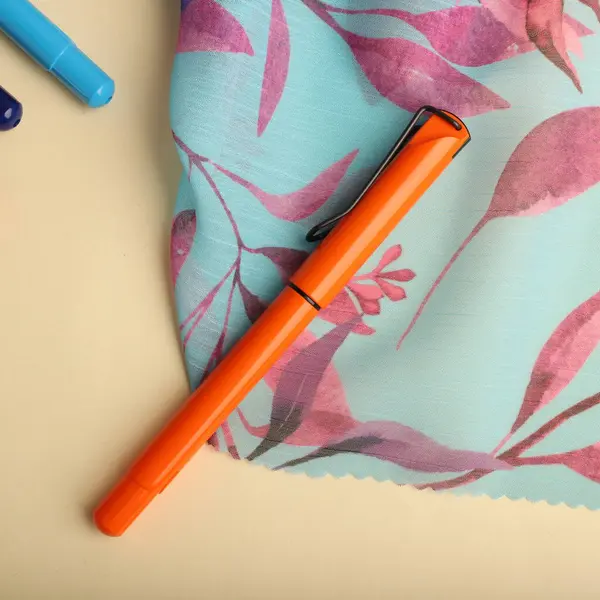 Canlı Dekoratif Arkaplanlı Zarif Kalem Açık Not Defteri, konsept fikir fotoğrafı. Masa resmi çalış, üst görünüm.