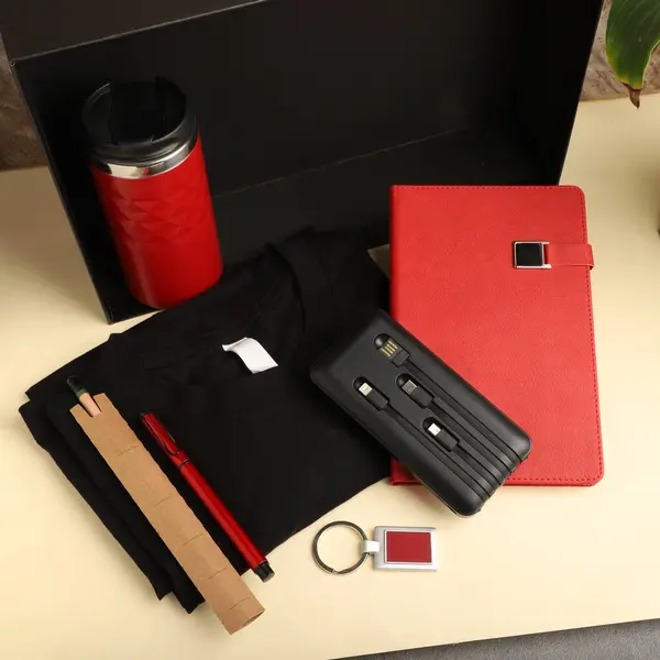 Notebook, Tumbler ve aksesuarlı çeşitli tanıtım ürünleri seti. Fotoğraf çekimini kabul et.