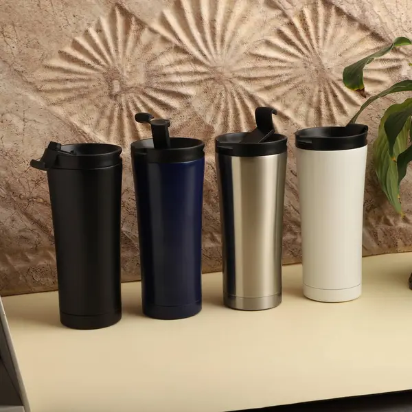 Dekoratif Arkaplana Karşı Renkli Metalik Seyahat Kupaları