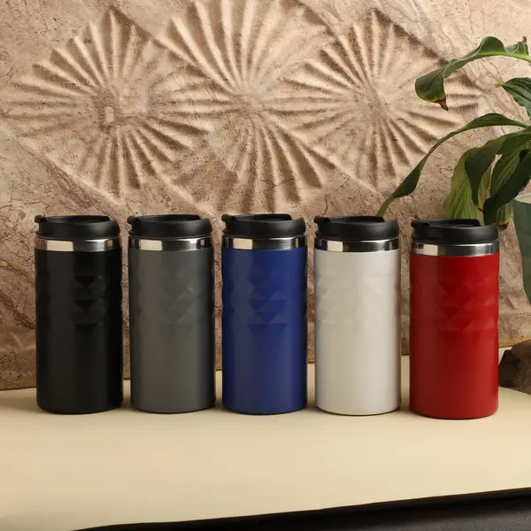 Dekoratif Arkaplana Karşı Renkli Metalik Seyahat Kupaları