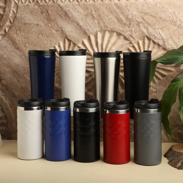 Dekoratif Arkaplana Karşı Renkli Metalik Seyahat Kupaları