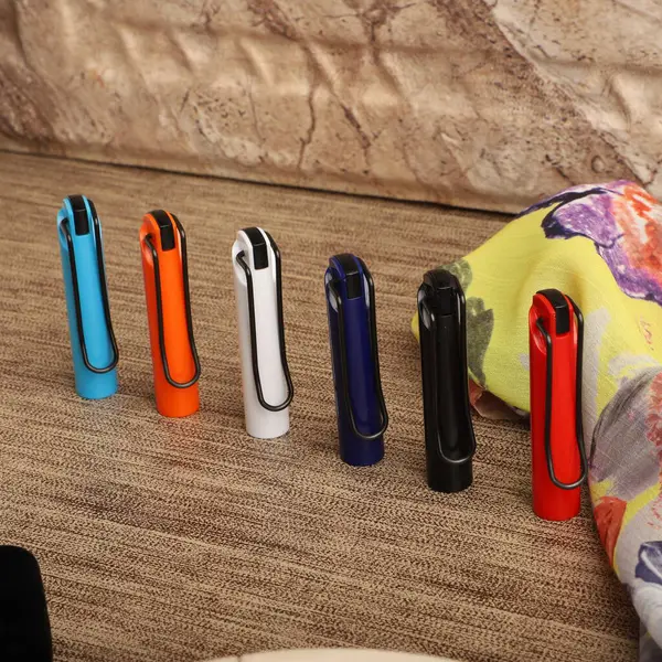 Renkli Çeşitli Kalemler Dokulu Yüzeyde Düzenlenmiş