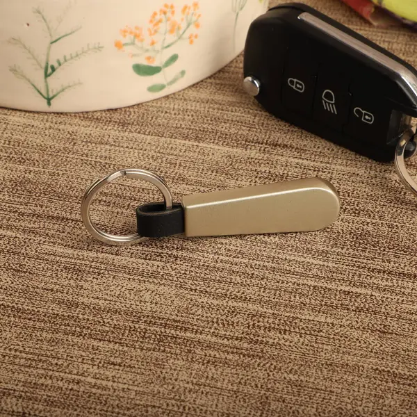 Desenli Arka planda stil metal anahtarlıklar. Konsept atış.