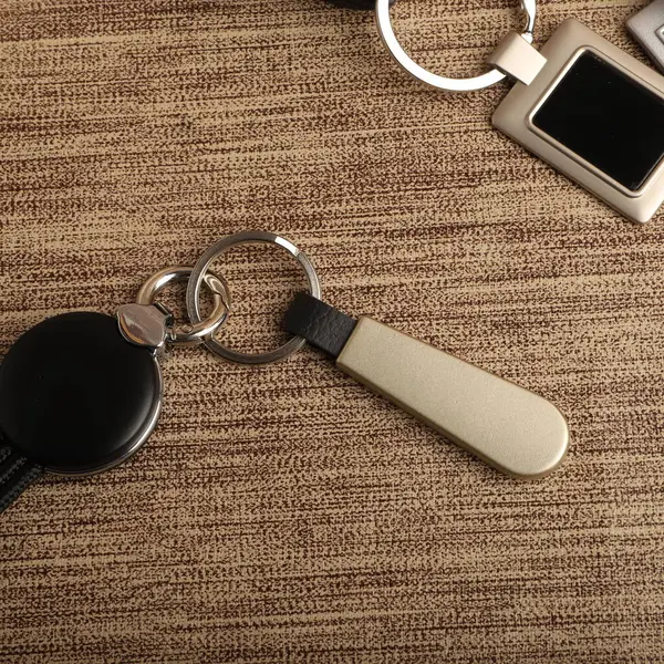 Desenli Arka planda stil metal anahtarlıklar. Konsept atış.