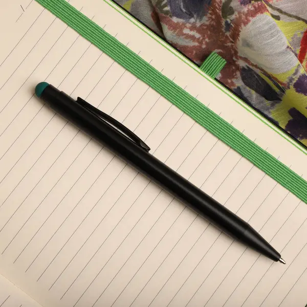 Canlı Dekoratif Arkaplanlı Zarif Kalem Açık Not Defteri, konsept fikir fotoğrafı. Masa resmi çalış, üst görünüm.