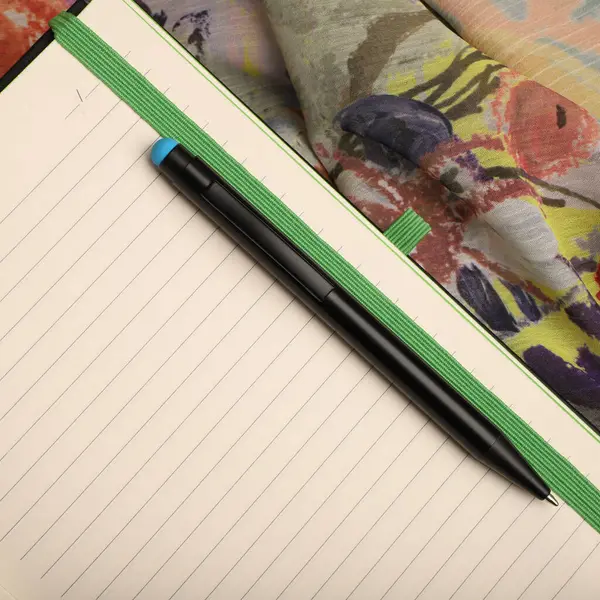 Canlı Dekoratif Arkaplanlı Zarif Kalem Açık Not Defteri, konsept fikir fotoğrafı. Masa resmi çalış, üst görünüm.