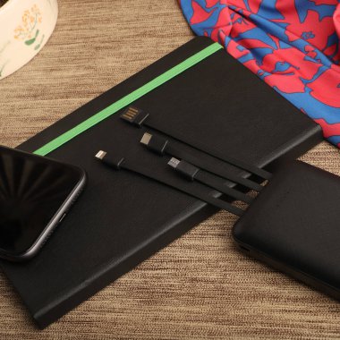 Tümleşik Kablo Depolamalı Çoklu Portlu Mobil Şarj Aracı, konsept fotoğraf çekimi.