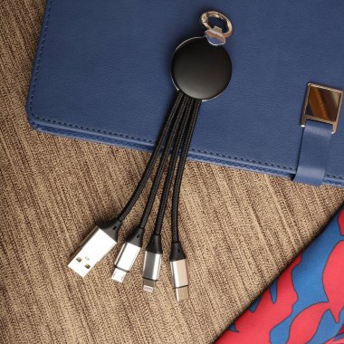 Etkili Aygıt Bağlantısı için Çoklu Portlu USB Yükleme Kablosu