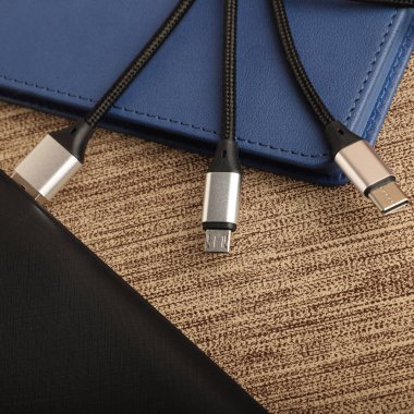 Etkili Aygıt Bağlantısı için Çoklu Portlu USB Yükleme Kablosu