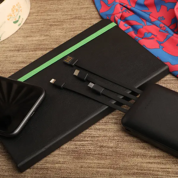 Tümleşik Kablo Depolamalı Çoklu Portlu Mobil Şarj Aracı, konsept fotoğraf çekimi.