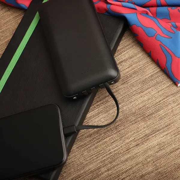 Tümleşik Kablo Depolamalı Çoklu Portlu Mobil Şarj Aracı, konsept fotoğraf çekimi.