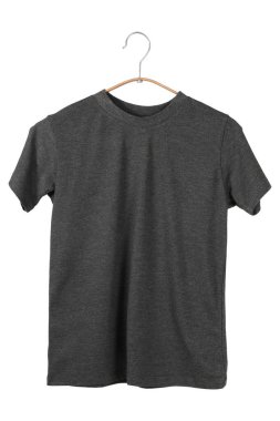Koyu Gri Düz Tişört Askıda, izole edilmiş beyaz arka plan.