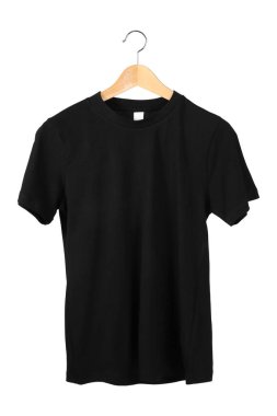 Askıda Siyah Düz tişört, izole edilmiş beyaz arkaplan.