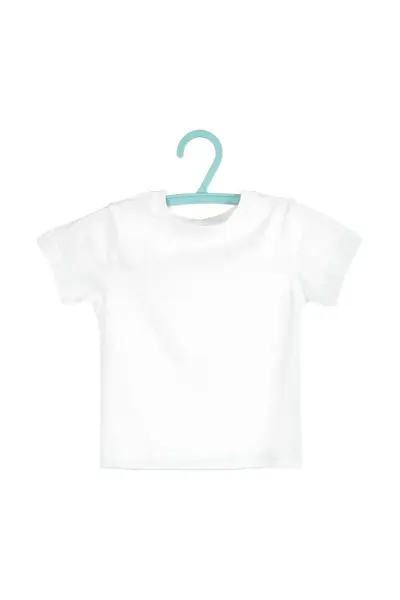 Askıda sade beyaz tişört, izole edilmiş beyaz arkaplan.
