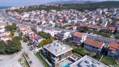 İzmir 'in tatil beldesi Urla' daki yazlık evlerin havadan görüntüsü. Tatil köyü ve güzel sahil manzarası. Türkiye 'de İzmir
