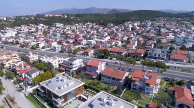 İzmir 'in tatil beldesi Urla' daki yazlık evlerin havadan görüntüsü. Tatil köyü ve güzel sahil manzarası. Türkiye 'de İzmir