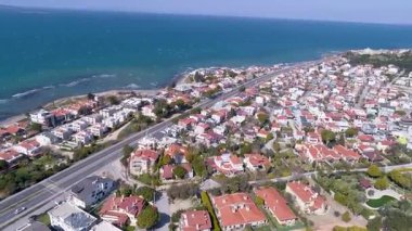 İzmir 'in tatil beldesi Urla' daki yazlık evlerin havadan görüntüsü. Tatil köyü ve güzel sahil manzarası. Türkiye 'de İzmir