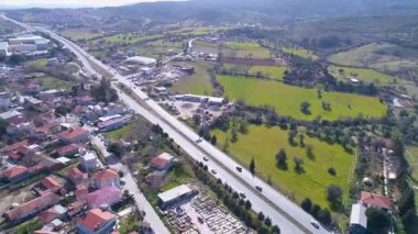 İzmir 'in tatil beldesi Urla' daki yazlık evlerin havadan görüntüsü. Tatil köyü ve güzel sahil manzarası. Türkiye 'de İzmir