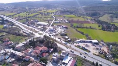 İzmir 'in tatil beldesi Urla' daki yazlık evlerin havadan görüntüsü. Tatil köyü ve güzel sahil manzarası. Türkiye 'de İzmir
