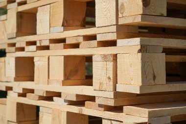 Endüstriyel ya da Depolama Kullanımı için Sunshine 'da Yığılmış Ahşap Paletler